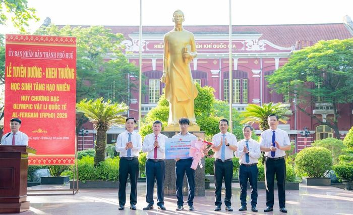 Lãnh đạo thành phố trao thưởng và tặng hoa chúc mừng em Tăng Hạo Nhiên.