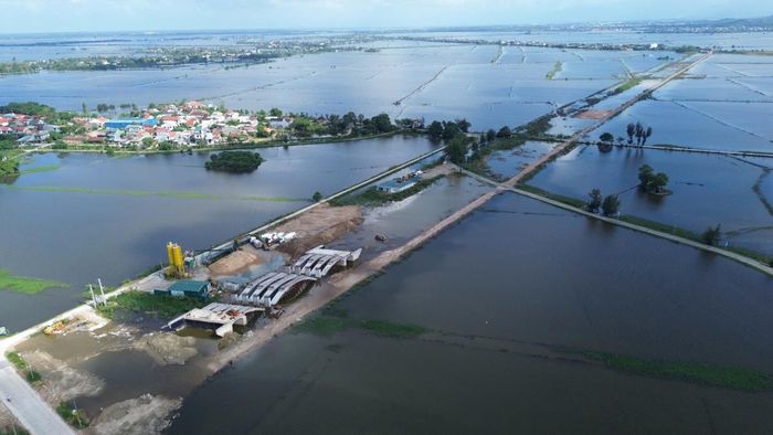 Nhiều đoạn tuyến của dự án nằm giữ vùng ruộng thấp, ngập nước.