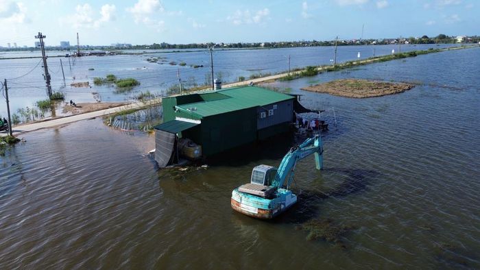 Một số phương tiện trên công trường "ngâm mình" trong nước.