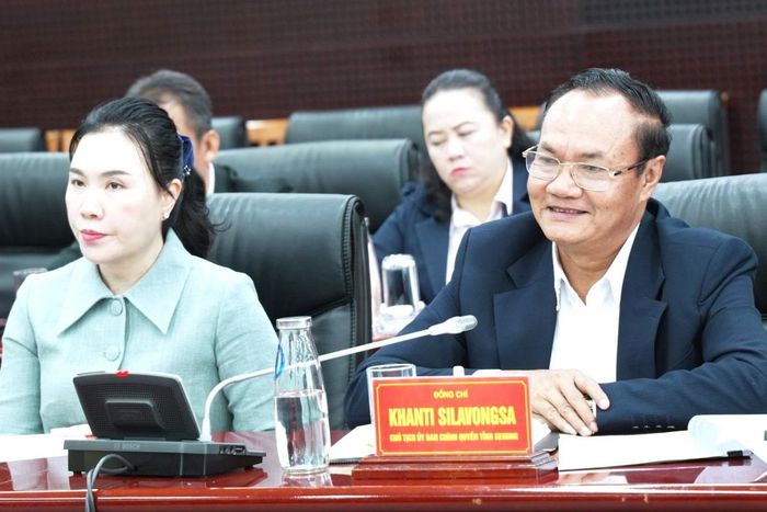 Chủ tịch Ủy ban chính quyền tỉnh Sê Kông Khanti Silavongs (người ngồi ngoài cùng bên phải) trao đổi tại buổi làm việc.