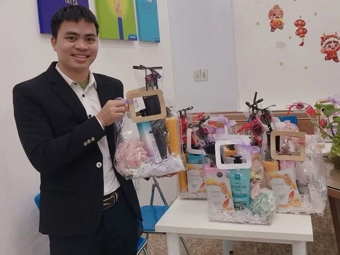 Anh Trương Văn Linh tỉ mỉ chuẩn bị những bộ quà tặng chăm sóc cá nhân thiết thực, chỉn chu dành tặng phái đẹp nhân ngày 20/10.