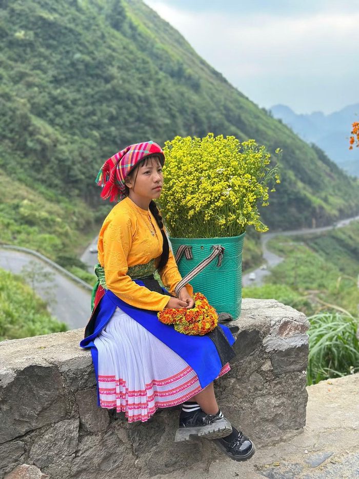 Một cô gái trong trang phục truyền thống của đồng bào dân tộc thiểu số, bên cung đường đèo Mã Pí Lèng, Hà Giang.