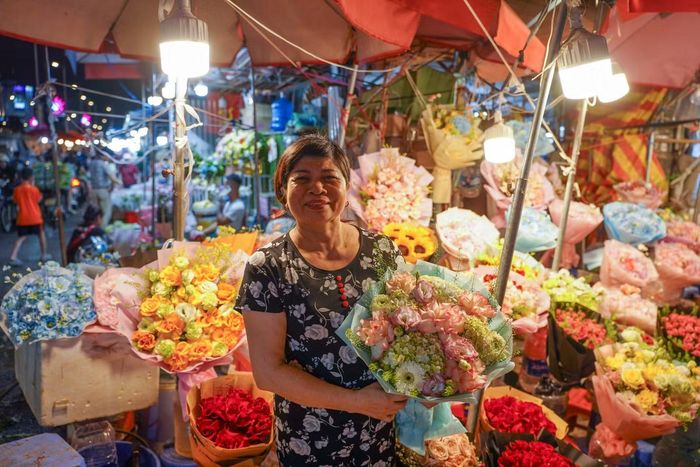 Cô Phương, chủ quầy hoa tại đầu chợ Quảng Bá (Tây Hồ), đã có 23 năm gắn bó với nghề kinh doanh hoa.