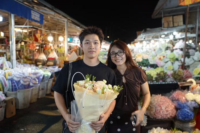 Cặp đôi Thế Anh và Phương Anh (Thạch Thất, Hà Nội) dạo quanh chợ hoa, tận hưởng không khí dịp 20/10 và lựa chọn hoa để Thế Anh bày tỏ tình cảm với bạn gái.