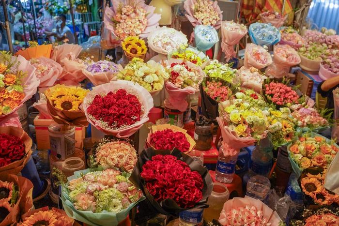 Những bó hoa đa dạng về chủng loại, màu sắc và mức giá được bày bán tại chợ Quảng Bá, mang đến nhiều lựa chọn cho khách hàng dịp 20/10.