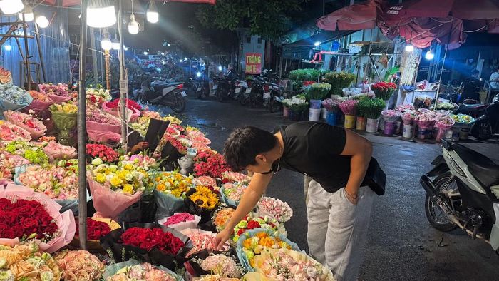 Hoàng Quốc Duy (Thanh Xuân, Hà Nội) lựa chọn hai bó hoa để tặng mẹ và người yêu dịp 20/10.