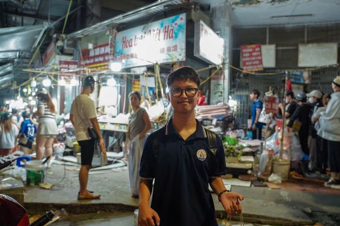 Nguyễn Đăng Khôi (trường THPT Hoàng Cầu) chọn hoa tặng mẹ và người yêu, ưu tiên màu sắc phù hợp với sở thích của từng người nhận.