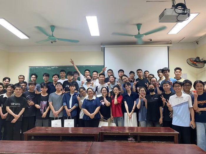 TS Ngô Thị Thùy Anh cùng sinh viên trong một buổi học.