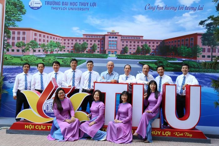 Tân TS Ngô Thị Thùy Anh (ngoài cùng, bên trái) cùng các đồng nghiệp.
