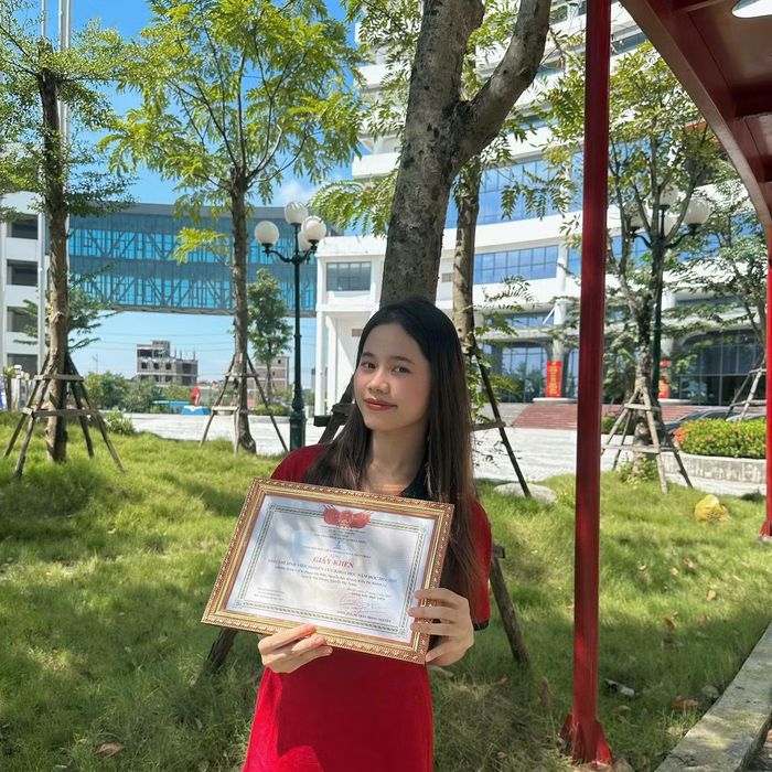 Thuận nhận Giấy khen đoạt giải Nhì tại cuộc thi Nghiên cứu khoa học cấp Học viện.