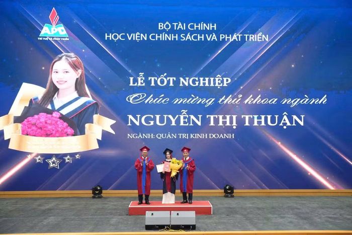 Thuận được vinh danh với danh hiệu Thủ khoa ngành trong Lễ Tốt nghiệp.