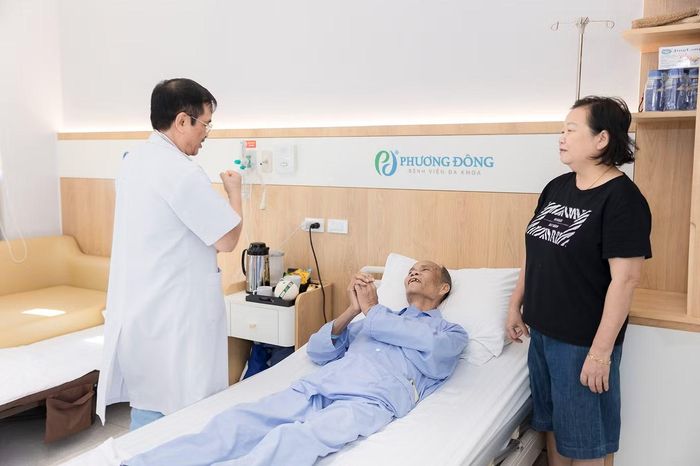 Bệnh nhân bày tỏ lời cảm ơn tới TS. BS Tạ Tiến Phước và ê kíp Phương Đông.