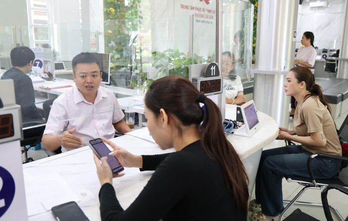  Cán bộ, công chức Trung tâm Phục vụ hành chính công phường Sài Gòn (TPHCM) giải quyết hồ sơ cho người dân. Ảnh: LÊ THOA 