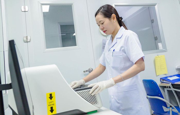 PGS-TS Nguyễn Thị Thu Phương luôn tâm niệm rằng, một kết quả nghiên cứu chỉ thực sự có ý nghĩa khi có thể giúp bác sĩ đưa ra quyết định phù hợp, đồng thời góp phần bảo đảm an toàn cho người bệnh. Ảnh: THANH HÀ