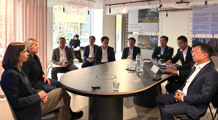 Đoàn đại biểu TPHCM làm việc với Viện Nghiên cứu đô thị Bratislava. Ảnh: MINH QUẾ