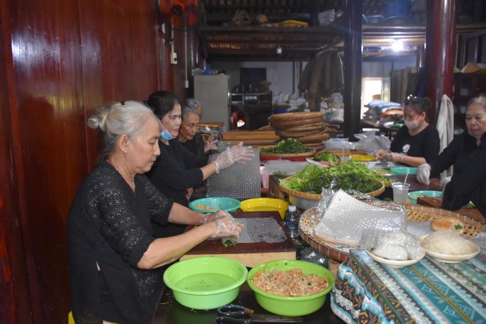 Người dân Long Sơn tề tựu chuẩn bị nấu nướng đãi khách về dự lễ Trùng Cửu.
