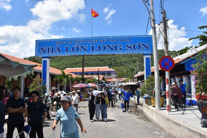  Năm nay, lễ Trùng Cửu diễn ra vào dịp cuối tuần, thu hút đông đảo người dân, du khách. Ảnh: KHÁNH CHI 
