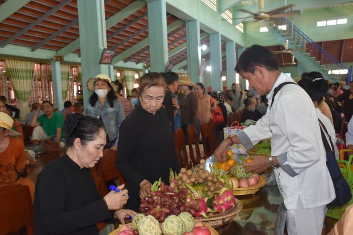  Lễ kỉnh giản dị, điều đáng quý là ở lòng thành. Ảnh: KHÁNH CHI 