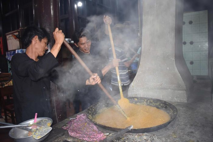  Sên nhân bánh quy là một trong những công đoạn kỳ công nhất. 