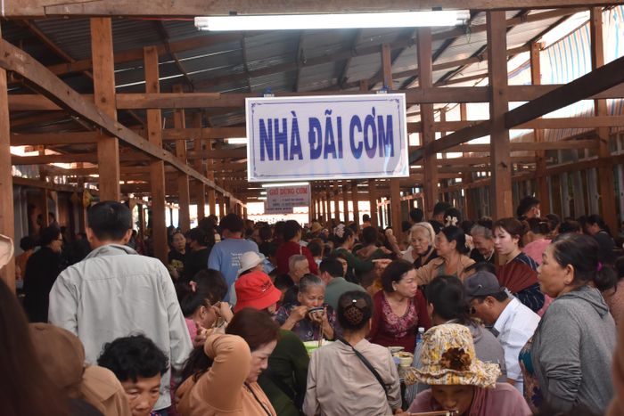  Nhà đãi cơm đón tiếp hàng chục ngàn khách trong dịp lễ. Ảnh: KHÁNH CHI 
