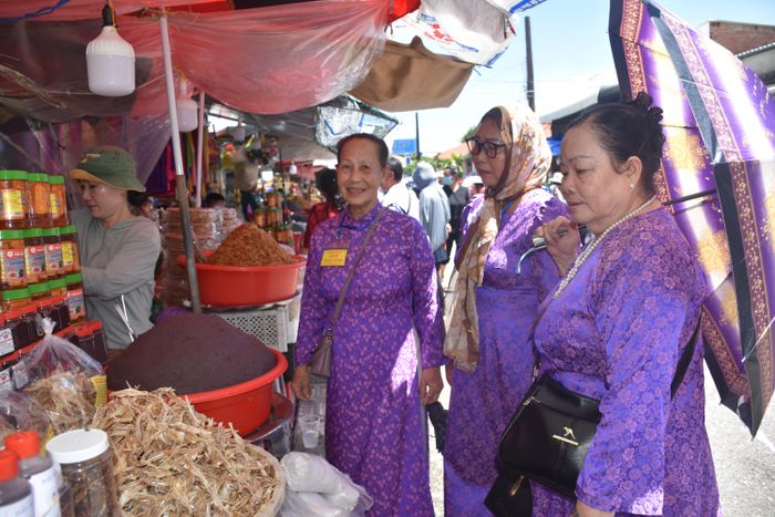  Khách thập phương về dự lễ, trải nghiệm đặc sản Long Sơn. Ảnh: KHÁNH CHI 