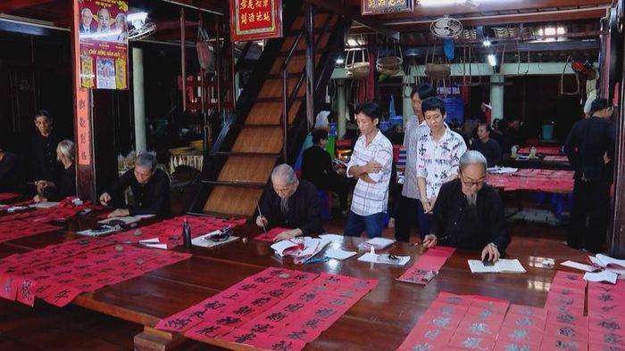  Tục viết liễn ở Long Sơn đã được gìn giữ qua hàng trăm năm. Ảnh: Long Sơn Có Gì. 