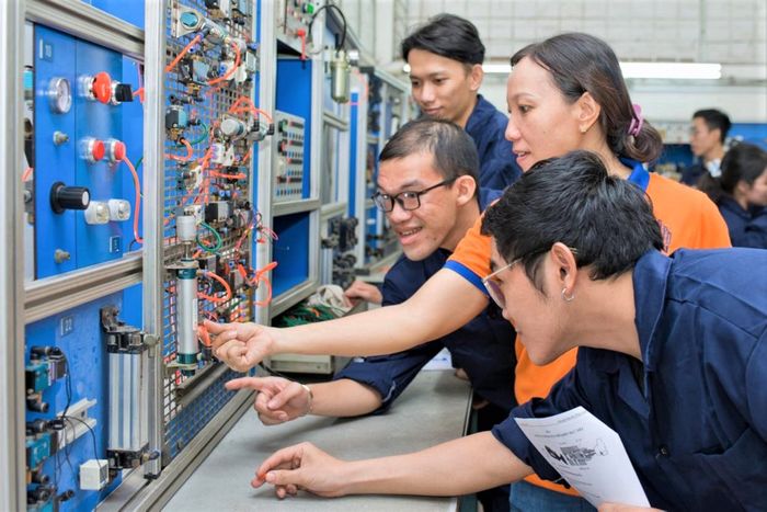  Sinh viên Khoa Điện - Điện tử Trường ĐH Bách khoa (ĐHQG TPHCM) học thực hành cùng giảng viên - Ảnh: THANH HÙNG 