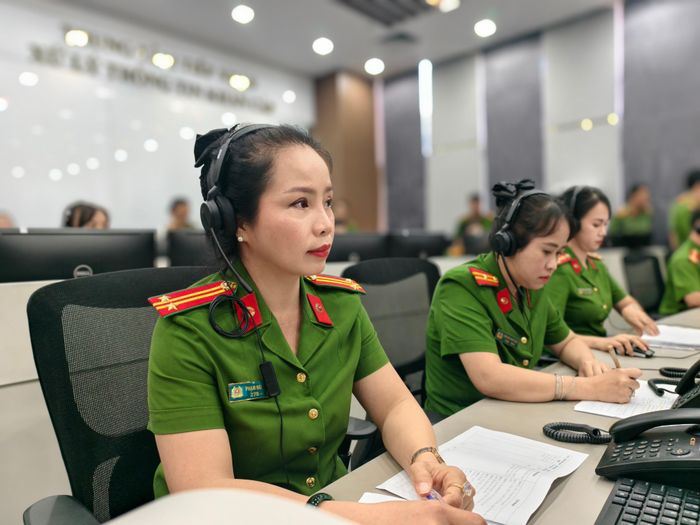  Lực lượng Công an TPHCM túc trực tiếp nhận thông tin. Ảnh: NGUYỄN TÂN 