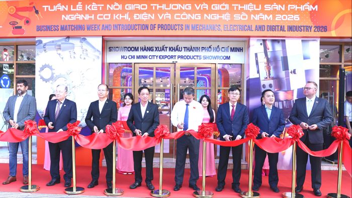  Các đại biểu thực hiện nghi thức khai mạc tuần lễ. Ảnh: THANH DUNG 