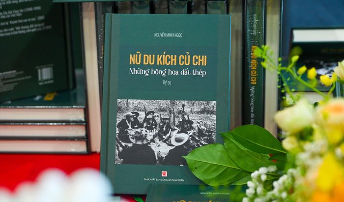  Bìa sách “Nữ du kích Củ Chi - những bông hoa đất thép”. Ảnh: VĂN TUẤN 