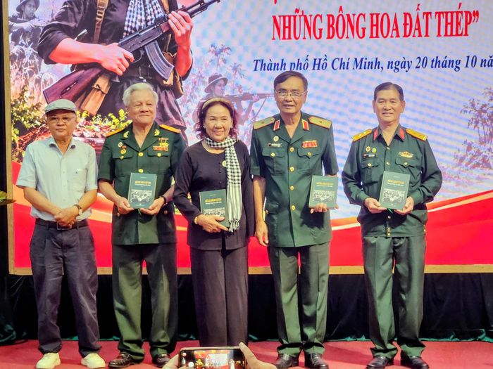  Nhà văn Nguyễn Minh Ngọc tặng sách cho đại diện Hội Cựu chiến binh và Hội Doanh nhân Cựu chiến binh TPHCM. Ảnh: VĂN TUẤN 