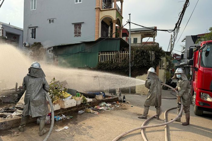 Lực lượng chức năng xử lý khu vực xảy ra vụ nghi rò rỉ khí clo. Ảnh: Công an cung cấp