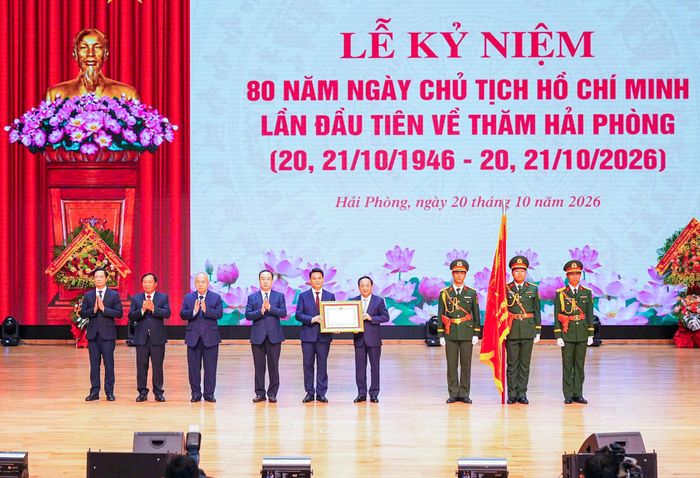  Đảng bộ, chính quyền và nhân dân thành phố Hải Phòng vinh dự đón nhận Huân chương Lao động hạng nhất. Ảnh: ĐÀM THANH 