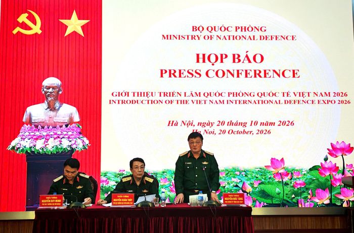  Các đồng chí chủ trì và trả lời câu hỏi phóng viên tại cuộc họp báo. Ảnh: TRẦN BÌNH 