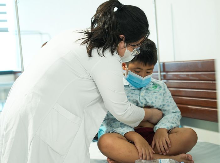  Bác sĩ thăm khám cho bệnh nhi mắc cúm tại Bệnh viện Nhi Hà Nội. Ảnh: PHẠM THẢO 
