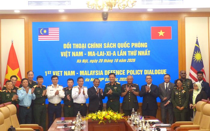  Thượng tướng Nguyễn Trường Thắng và ông Datuk Lokman Hakim Ali, cùng các đại biểu hai bên sau khi kết thúc đối thoại. Ảnh: TRẦN BÌNH 