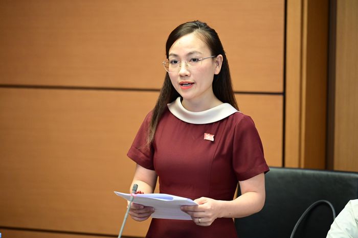  ĐB Lưu Thị Thúy Hằng (Phú Thọ) thảo luận tại tổ. Ảnh: ĐỖ TRUNG 