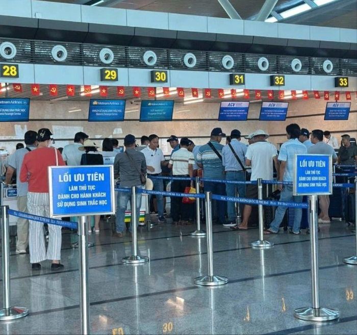  Hành khách làm thủ tục tại sân bay Phú Bài 