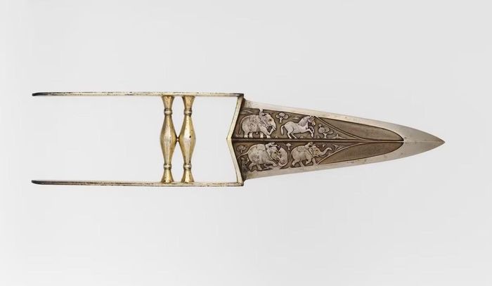 Katar trang trí cầu kỳ thời Mughal, kết hợp lưỡi thép và nghệ thuật kim hoàn. Ảnh: commons.wikimedia.org