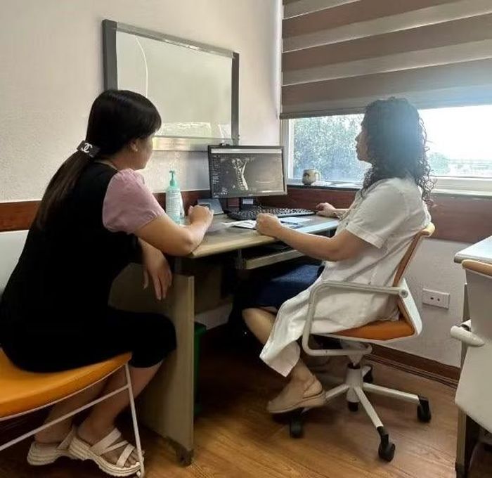 Bác sĩ tư vấn cho bệnh nhân - Ảnh BVCC
