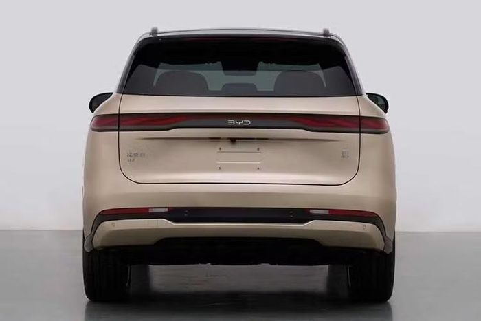 Về kích thước, BYD Tang EV mới tại thị trường Trung Quốc sở hữu chiều dài 5.045mm, chiều rộng 1.980mm, chiều cao 1.740mm và chiều dài cơ sở 2.950mm. Trọng lượng bản thân của xe ở mức 2.520kg và tổng trọng lượng đạt 2.975kg.