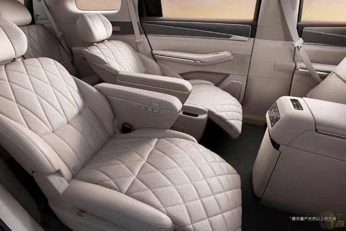 Không gian nội thất của BYD Tang EV thế hệ mới nổi bật với kiến trúc màn hình đôi gồm màn hình 35,4 inch đặt dưới kính chắn gió thay thế bảng đồng hồ truyền thống và màn hình cảm ứng trung tâm 30 inch.