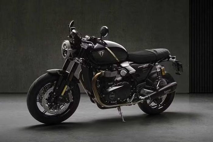 Cụm đồng hồ hiển thị của Triumph Speed Twin TFC dạng tròn kết hợp màn hình LCD đơn sắc và màn hình TFT màu, đi kèm cổng sạc USB-C phục vụ nhu cầu sạc thiết bị di động. Xe hiện đang được trưng bày tại các đại lý chính hãng của Triumph tại Việt Nam.