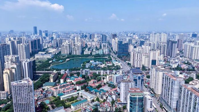 Giữa những khu đô thị hiện đại với nhiều tòa nhà cao tầng ở phía Tây Hà Nội, Công viên hồ điều hòa Thanh Xuân nổi bật với mặt nước rộng, hệ thống cây xanh và những lối đi dạo thoáng đãng. Không gian này góp phần tạo khoảng mở giữa khu vực đô thị có mật độ xây dựng cao, đồng thời đáp ứng nhu cầu nghỉ ngơi, vui chơi và rèn luyện sức khỏe của người dân.