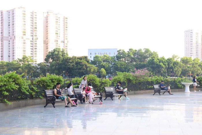 Với quy mô hơn 13ha, trong đó khoảng 8ha là mặt nước, Công viên hồ điều hòa Thanh Xuân đã bổ sung một khoảng xanh đáng kể giữa khu vực đô thị phía Tây Hà Nội. Việc bảo vệ và phát huy hiệu quả không gian này không chỉ góp phần nâng cao chất lượng sống của cư dân xung quanh mà còn cho thấy vai trò cần thiết của cây xanh, mặt nước trong quá trình phát triển đô thị theo hướng bền vững.