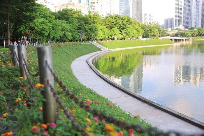 Vào các thời điểm trong ngày, công viên là địa điểm để người dân đi bộ, vận động nhẹ và tập luyện thể dục. Những lối đi ven hồ tạo điều kiện thuận lợi cho các hoạt động rèn luyện sức khỏe, đồng thời giúp cư dân khu vực có thêm không gian nghỉ ngơi sau những giờ làm việc.