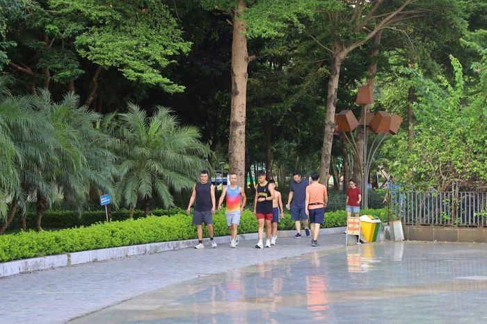 Tuy nhiên, để phát huy giá trị lâu dài, công viên cần được duy trì vệ sinh môi trường, chăm sóc cây xanh, bảo vệ chất lượng mặt nước và bảo đảm các hạng mục phục vụ người dân hoạt động hiệu quả. Việc quản lý, bảo dưỡng thường xuyên cũng là yếu tố quan trọng nhằm giữ gìn cảnh quan và chất lượng sử dụng của công trình.
