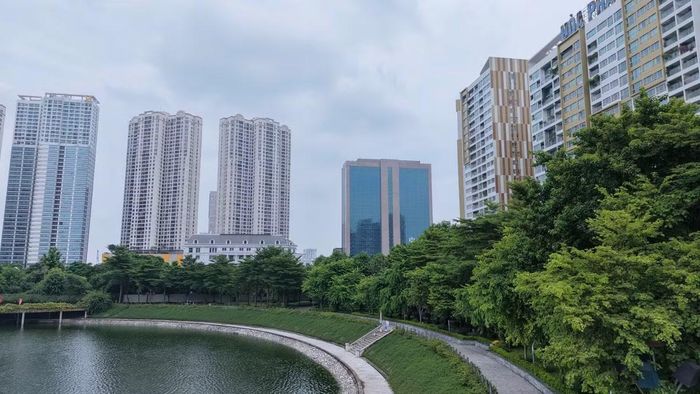 Điểm nhấn của công viên là hồ điều hòa có diện tích khoảng 8ha. Bên cạnh giá trị cảnh quan, mặt nước còn đảm nhiệm chức năng điều tiết nước, hỗ trợ tiêu thoát nước cho khu vực. Đây là một trong những yếu tố quan trọng giúp công viên phát huy vai trò trong hệ thống hạ tầng đô thị.
