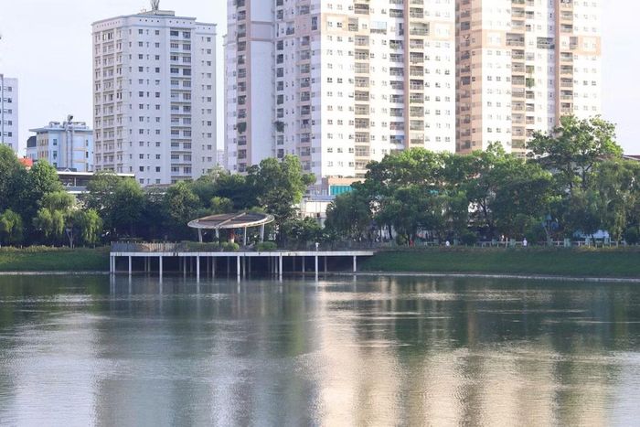 Không chỉ phục vụ nhu cầu vận động, công viên còn tạo môi trường sinh hoạt cộng đồng gần gũi với thiên nhiên. Người dân có thể đi dạo, thư giãn bên hồ hoặc gặp gỡ, giao lưu. Với các gia đình, đây cũng là không gian để trẻ nhỏ tiếp xúc với cảnh quan tự nhiên và tham gia các hoạt động ngoài trời.