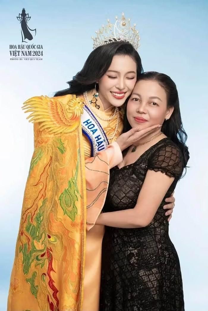 Kiều Duy dành lời chúc đầu tiên trong ngày 20/10 cho mẹ, người mà cô gọi là người phụ nữ đặc biệt nhất trong lòng. Nàng hậu còn cảm ơn mẹ vì luôn yêu thương, che chở và là điểm tựa bình yên. Ảnh: FB Kiều Duy.